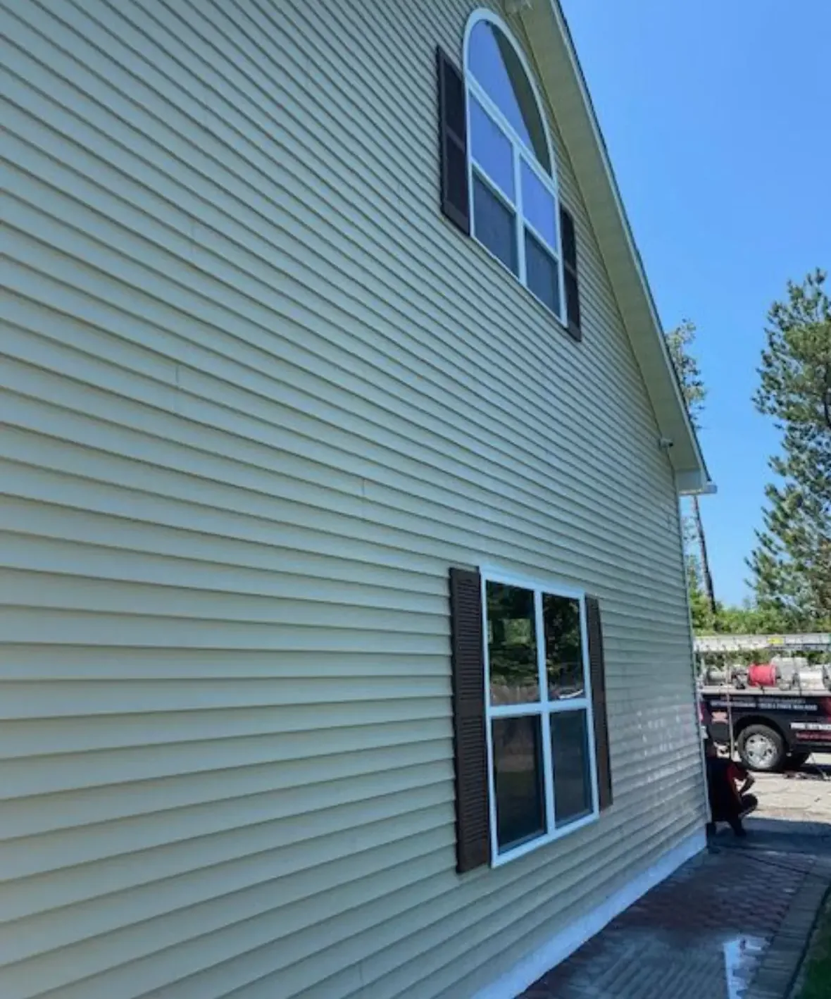 The same vinyl siding clean after soft washing